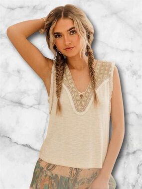 Gimmicks by BKE Buckle Boho Embroidered Cream Tan Gold Studded Tank Top Size M